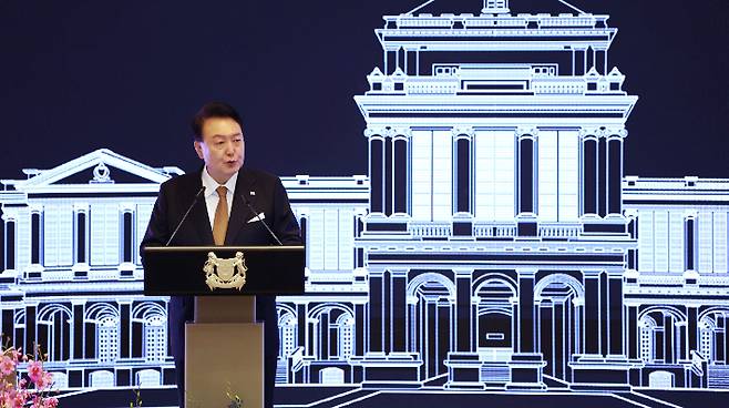 윤석열 대통령, 타르만 싱가포르 대통령 주최 국빈 만찬 답사     (싱가포르=연합뉴스) 홍해인 기자 = 윤석열 대통령이 8일 오후(현지시간) 싱가포르의 한 호텔에서 타르만 샨무가라트남 싱가포르 대통령 주최로 열린 국빈 만찬에 참석해 타르만 대통령의 만찬사 뒤 답사를 하고 있다. 2024.10.8     hihong@yna.co.kr (끝)   <저작권자(c) 연합뉴스, 무단 전재-재배포, AI 학습 및 활용 금지> 연합뉴스