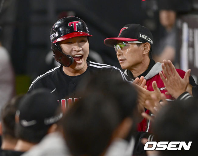 [OSEN=수원, 김성락 기자] 8일 수원KT위즈파크에서 2024 신한 SOL뱅크 KBO 포스트시즌 준플레이오프 3차전 KT 위즈와 LG 트윈스의 경기가 열렸다. 이날 KT는 벤자민을, LG는 최원태를 선발 투수로 내세웠다.3회초 1사 3루 LG 홍창기의 역전 1타점 적시 2루타 때 3루주자 박해민이 득점을 올린 뒤 더그아웃에서 기뻐하고 있다. 2024.10.08/ ksl0919@osen.co.kr