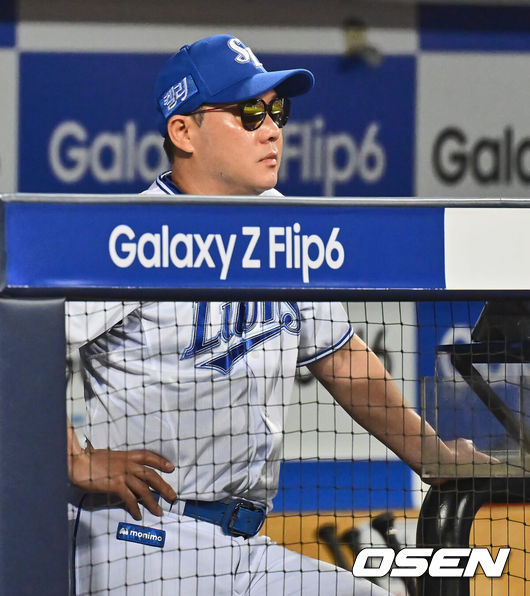 [OSEN=대구, 이석우 기자] 31일 대구삼성라이온즈파크에서 2024 신한 SOL 뱅크 KBO 리그 삼성 라이온즈와 KIA 타이거즈의 경기가 열렸다. 홈팀 삼성은 백정현이 방문팀 KIA는 황동하가 선발 출전했다. 삼성 라이온즈 박진만 감독이 경기를 지켜보고 있다. 2024.08.31 / foto0307@osen.co.kr