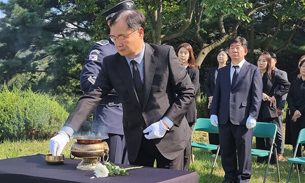 아웅산 테러 41주기를 하루 앞둔 8일 이용준 세종연구소 이사장이 국립서울현충원 국가유공자 묘역에서 당시 순직자들을 넋을 기리며 분향을 하고 있다. 이 이사장 바로 뒤 앞줄 오른쪽은 김현욱 세종연구소장, 왼쪽은 최윤정 세종연구소 부소장. 세종연구소 제공