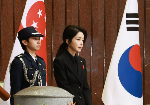 김건희 여사가 8일(현지시간) 싱가포르 의회에서 열린 공식 환영식에 참석하고 있다. 뉴시스