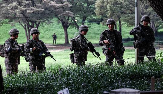 지난 8월20일 서울 송파구 올림픽공원&nbsp;KSPO돔에서 열린 ‘2024 을지훈련 및 국가중요시설 합동 대테러 훈련’에서 군 장병들이 인질 구조훈련을 하고 있다. 뉴시스