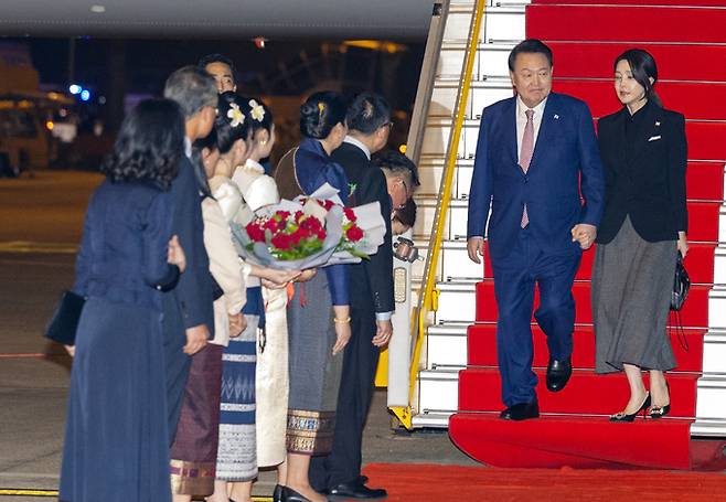 아세안(ASEAN·동남아시아국가연합) 정상회의 참석차 라오스를 방문한 윤석열 대통령과 부인 김건희 여사가 9일(현지시각) 비엔티안 왓타이 국제공항에 도착해 공군 1호기에서 내리고 있다. 뉴시스