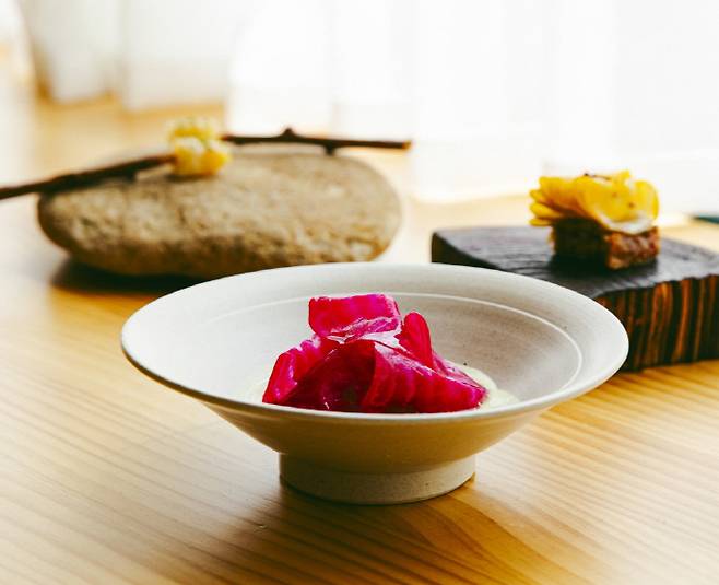 지리산에서 재배되는 우리밀 '금강백밀'을 활용한 생면 리가토니. 선원농장의 비트를 올렸다