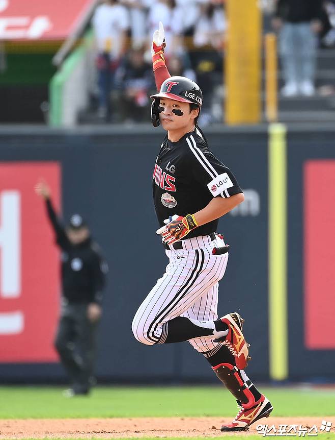 LG 외야수 박해민은 9일 수원 KT위즈파크에서 열린 '2024 신한 SOL Bank KBO 포스트시즌' KT와 준플레이오프(5전 3승제) 4차전에서 8번타자 중견수로 선발 출전. 2회초 추가 득점을 내는 솔로 홈런을 터트렸다. 수원, 박지영 기자