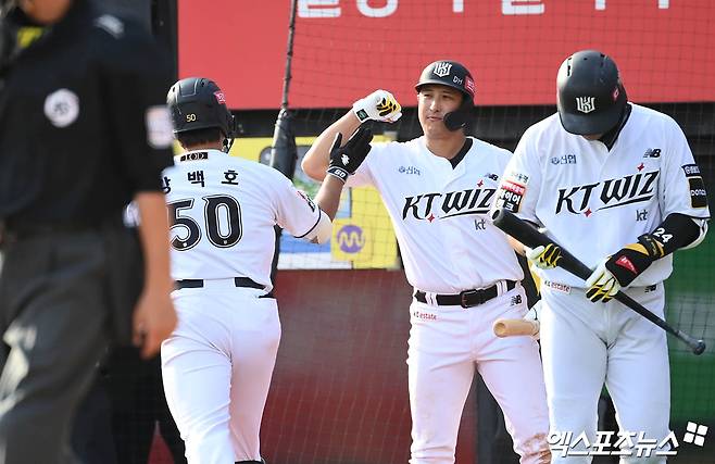 9일 오후 수원케이티위즈파크에서 열린 '2024 신한 SOL Bank KBO 포스트시즌' LG 트윈스와 KT 위즈의 준플레이오프 4차전 경기, 5회말 KT 선두타자 강백호가 LG 김진성 상대로 솔로 홈런을 때려낸 뒤 홈으로 향하며 대기타석의 황재균과 기쁨을 나누고 있다. 수원, 박지영 기자