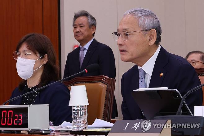 답변하는 유인촌 문화체육관광부 장관 (서울=연합뉴스) 김주성 기자 = 유인촌 문화체육관광부 장관이 26일 오전 국회에서 열린 문화체육관광위원회 전체회의에서 위원 질의에 답하고 있다. 왼쪽부터 장미란 문화체육관광부 제2차관, 이기흥 대한체육회장, 유인촌 장관. 2024.8.26 utzza@yna.co.kr