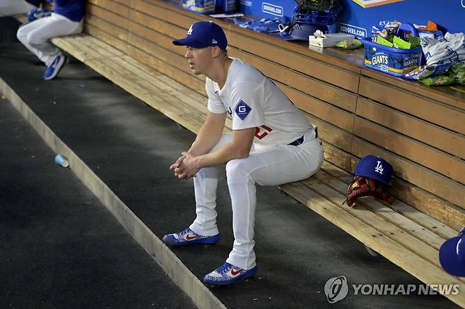 더그아웃에서 우두커니 앉아 있는 다저스 워커 뷸러 [AP=연합뉴스]