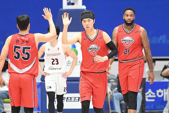 득점 후 기뻐하는 현대모비스 한호빈과 이우석 [KBL 제공. 재판매 및 DB 금지]