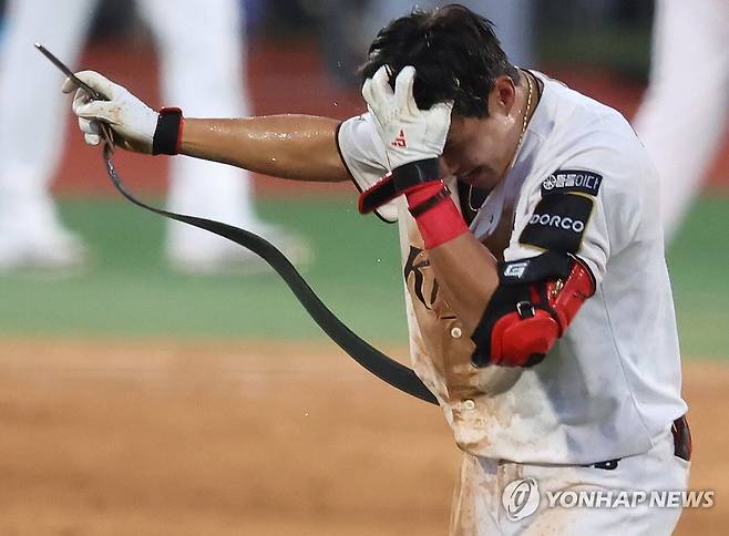 기뻐하는 심우준 (수원=연합뉴스) 김도훈 기자 = 9일 수원 KT위즈파크에서 열린 2024 프로야구 신한 SOL뱅크 KBO 포스트시즌 준플레이오프 4차전 LG 트윈스와 kt wiz의 경기가 kt 심우준이 기뻐하고 있다.
    이날 kt는 연장 11회말 2사 만루 심우준의 끝내기 안타로 LG와의 승부를 2대2 원점으로 만들었다. 2024.10.9 superdoo82@yna.co.kr