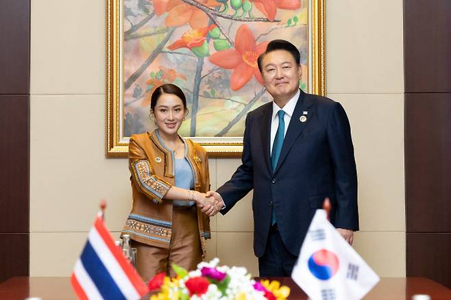 윤석열 대통령이 10일(현지시간) 라오스 비엔티안 국립컨벤션센터(NCC)에서 열린 한·태국 정상회담에서 패통탄 친나왓 태국 총리와 악수하며 기념촬영을 하고 있다.(사진=연합뉴스)