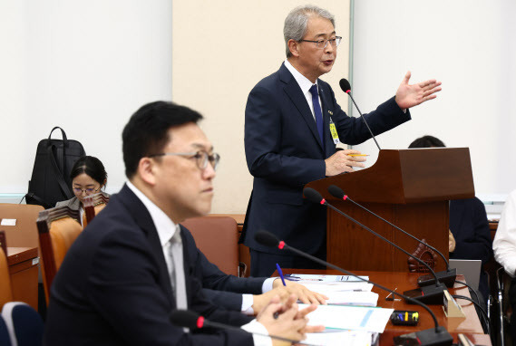 임종룡 우리금융그룹 회장이 10일 오후 서울 여의도 국회 정무위원회에서 열린 금융위원회·한국산업은행·중소기업은행에 대한 국정감사에서 의원 질의에 답변하고 있다. 왼쪽은 김병환 금융위원장. (사진=뉴스1)