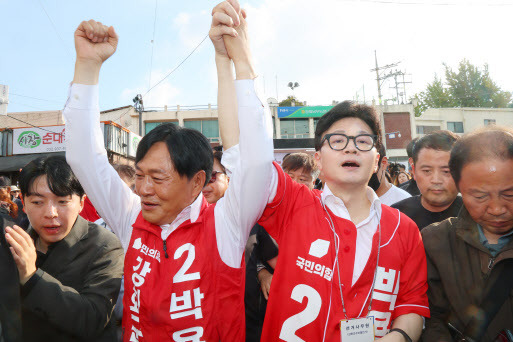 국민의힘 한동훈 대표가 10일 오후 인천 강화군 길상면 한 거리에서 박용철 강화군수 보궐선거 후보의 지지를 호소하고 있다.(사진 = 연합뉴스)