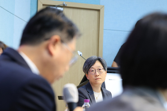 강희경 서울의대·병원 교수 비대위원장이 10일 오후 서울 종로구 서울대 의대 융합관 박희택홀에서 열린 '의료개혁, 어디로 가는가' 토론회에서 장상윤 대통령실 사회수석비서관의 기조발제를 듣고 있다. 〈사진=연합뉴스〉