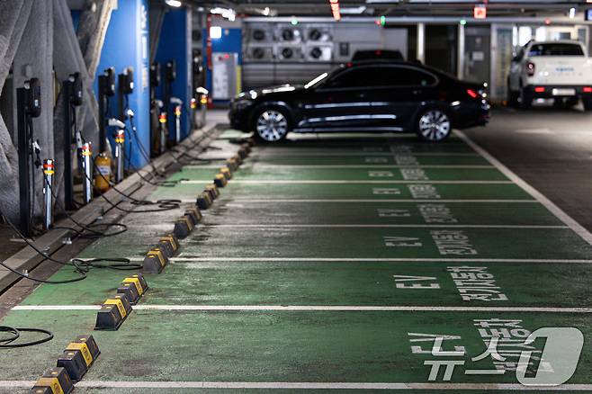 6일 오전 서울의 한 쇼핑몰 내 전기자동차 충전 구역의 모습. 2024.9.6/뉴스1 ⓒ News1 이재명 기자