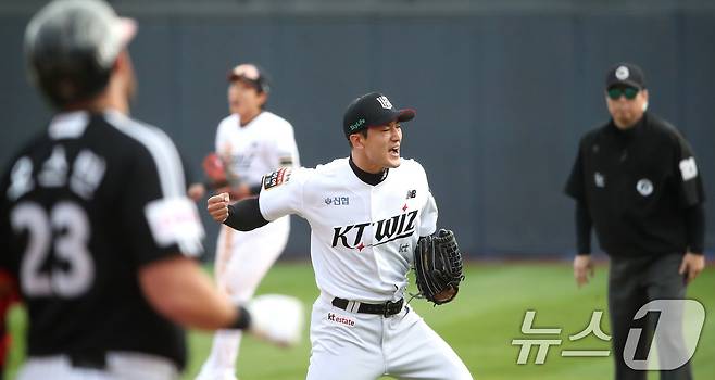 9일 오후 경기 수원시 장안구 KT위즈파크에서 열린 프로야구 '2024 신한 SOL 뱅크 KBO 포스트시즌' 준플레이오프 4차전 LG 트윈스와 KT 위즈의 경기 7회초 2사 1루 상황 kt 고영표가 LG 오스틴을 투수 라인드라이브 아웃으로 잡아내고 환호하고 있다. 2024.10.9/뉴스1 ⓒ News1 임세영 기자