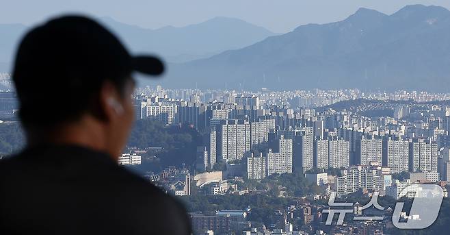 사진은 9일 오전 서울 중구 남산에서 바라본 아파트 단지의 모습. 2024.10.9/뉴스1 ⓒ News1 김진환 기자