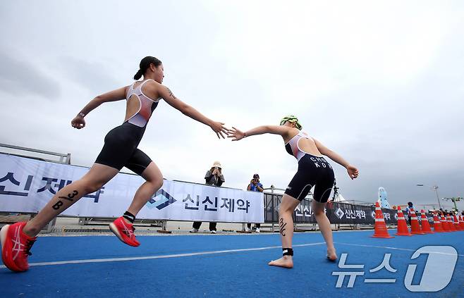 26일 오전 전북 무안군 톱머리해수욕장에서 열린 제53회 전국소년체육대회 철인3종경기대회에서 여자부 우승을 차지한 충남팀 두번째 주자 황영은 선수(왼쪽)가 마지막 주자 최정원 선수에게 터치를 하고 있다. (대한철인3종협회 제공) 2024.5.26/뉴스1