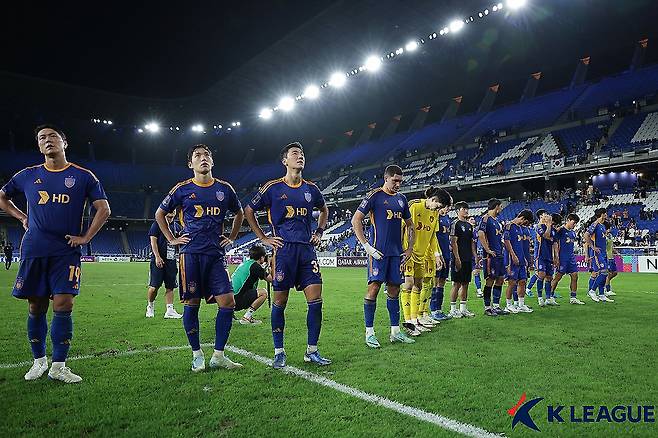 울산 문수축구경기장에서 열린 아시아챔피언스리그(ACL) 엘리트(ACLE) 울산 HD와 일본 가와사키 프론탈레의 경기에서 울산 선수들이 팬들에게 인사하고 있다. (한국프로축구연맹 제공) 2024.9.18/뉴스1