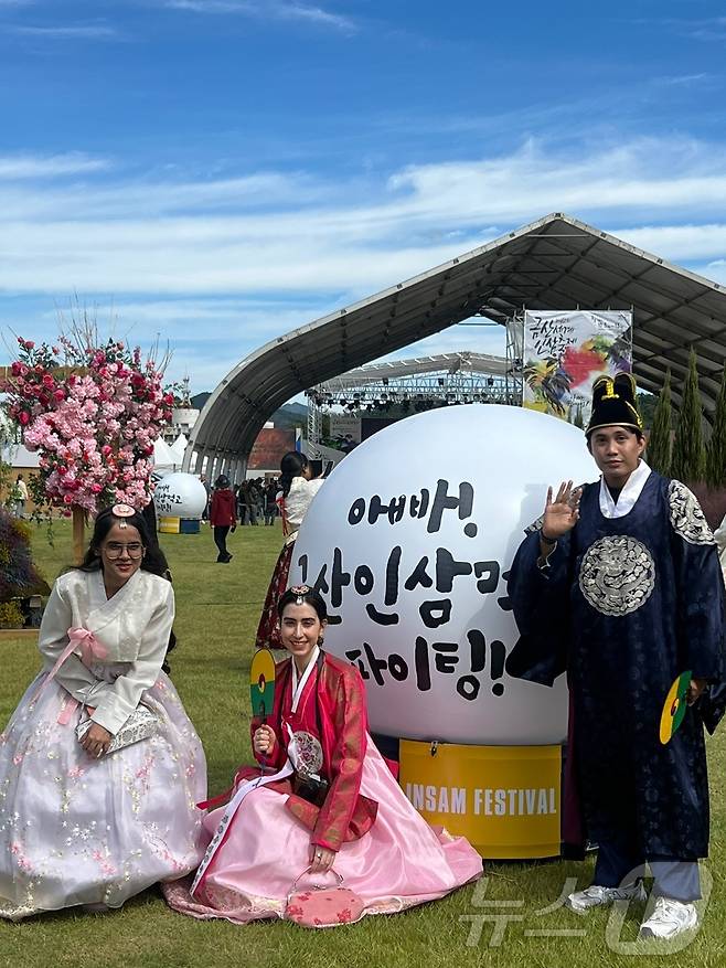 외국인 관람객들이 금산세계인삼축제장에서 한복을 입고 기념사진을 촬영하고 있다.(금산군 제공) / 뉴스1 ⓒ News1