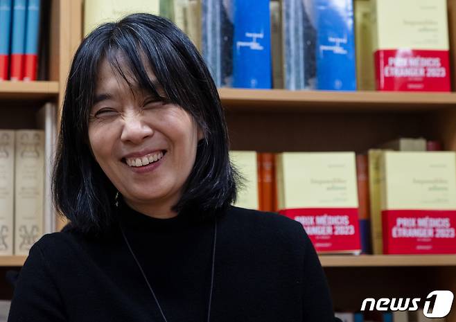 장편소설 ‘작별하지 않는다’로 프랑스 4대 문학상 중 하나인 메디치 외국문학상을 받은 작가 한강이 9일 오후(현지시간) 프랑스 파리 그라세(Grasset)출판사에서 한국 특파원들과 인터뷰를 하고 있다. 2023.11.10/뉴스1 ⓒ News1 이준성 기자