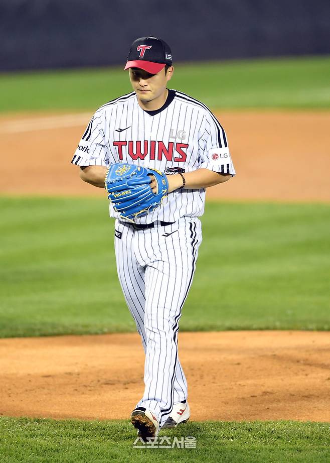 LG 최원태가 2023 KBO 한국시리즈 2차전에서 1회초 강판되고 있다. 잠실 | 박진업기자 upandup@sportsseoul.com