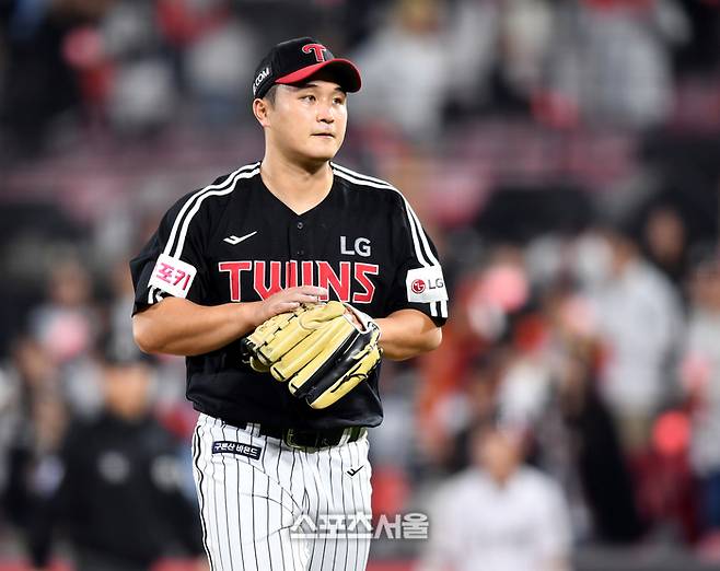 LG 선발투수 최원태가 8일 수원케이티위즈파크에서 열린 KT와 2024 KBO 준플레이오프 3차전에서 2회말 수비를 마친 후 더그아웃으로 돌아가고 있다. 수원 | 최승섭기자 thunder@sportsseoul.com