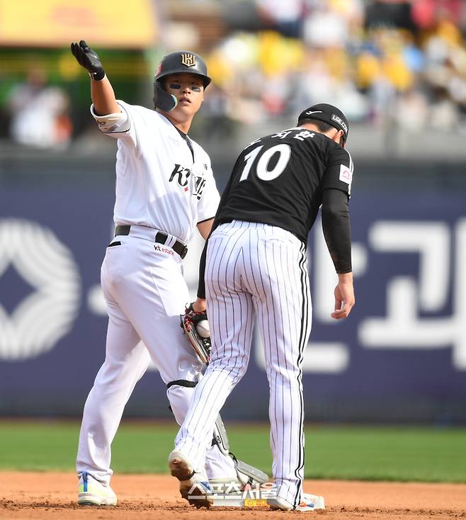 KT 강백호가 9일 수원케이티위즈파크에서 열린 LG와 2024 KBO 준플레이오프 4차전 4회말 안타를 친 후 상대 실책을 틈 타 2루까지 진루해 세리머니를 하고 있다. 수원 | 최승섭기자 thunder@sportsseoul.com