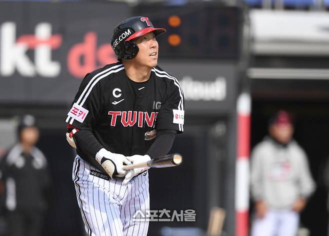 LG 김현수가 9일 수원케이티위즈파크에서 열린 KT와 2024 KBO 준플레이오프 4차전에서 2회초 우중월 솔로포를 때린 후 타구를 바라보고 있다. 수원 | 최승섭기자 thunder@sportsseoul.com