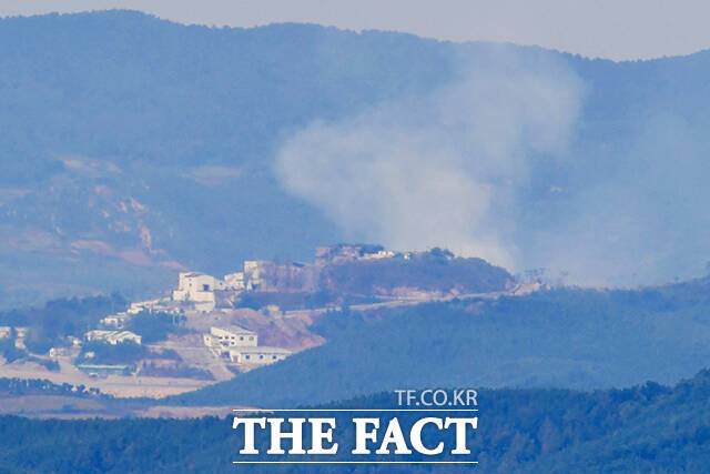 개풍군 마을 뒤로 알 수 없는 연기가 피어오르고 있다.