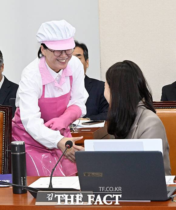 김소희 국민의힘 의원과 인사하는 정혜경 진보당 의원(왼쪽).