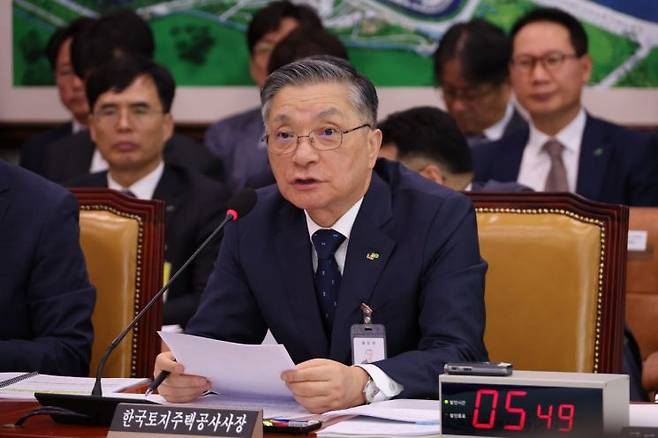 이한준 한국토지주택공사(LH) 사장이 10일 오전 국회에서 열린 국토교통위원회 국정감사에서 질의에 답하고 있다. / 사진출처=연합뉴스