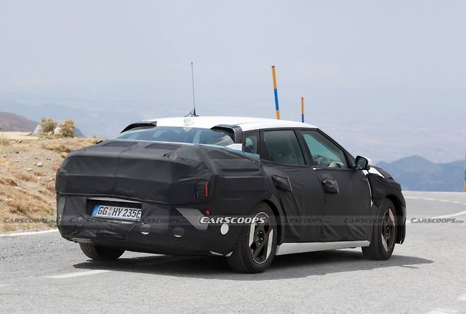 기아 'EV4' 테스트카 (출처 : Carscoops)