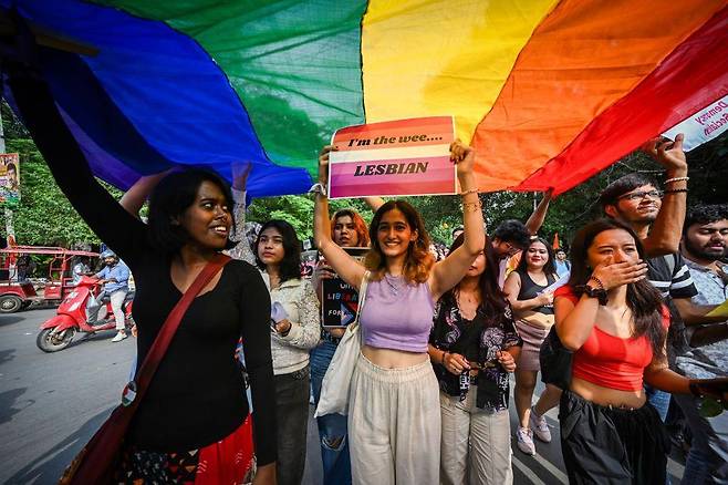 성소수자 커뮤니티 회원들은 프라이드 퍼레이드와 같은 행사에서 해방감을 느끼고 사랑, 포용성, 사회 정의에 대한 인식을 높이는 것이 중요하다는 의견을 표명했다