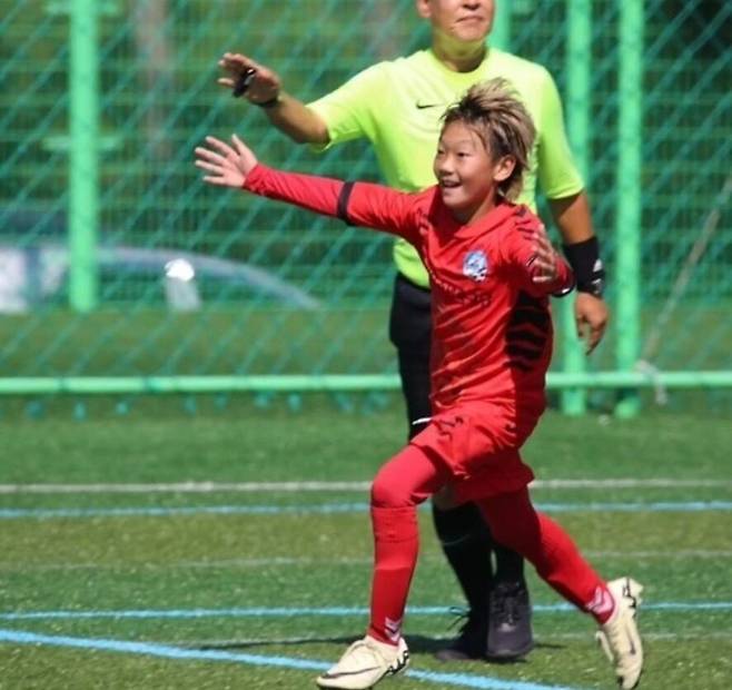 축구를 시작한 이시안 군. /인스타그램