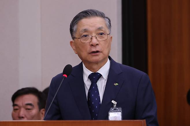 이한준 한국토지주택공사(LH) 사장이 10일 오전 서울 여의도 국회에서 열린 국토교통위원회의 국정감사에서 업무 보고를 하고 있다. /연합뉴스