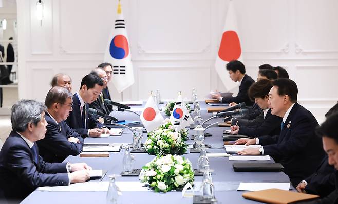 윤석열 대통령이 10일(현지시각) 라오스 비엔티안의 한 호텔에서 이시바 시게루 신임 일본 총리와 한일 정상회담을 하고 있다./연합뉴스