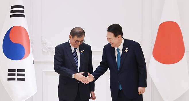 윤석열 대통령이 10일(현지시각) 라오스 비엔티안의 한 호텔에서 열린 한일 정상회담에서 이시바 시게루 일본 신임 총리와 악수하고 있다./연합뉴스