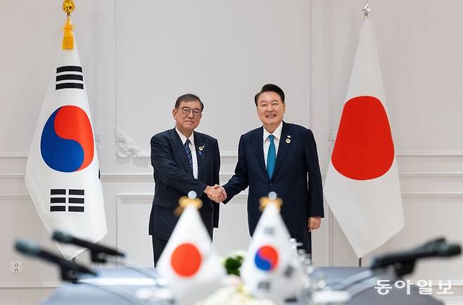 윤석열 대통령과 이시바 시게루 일본 총리가 10일 라오스 비엔티안의 한 호텔에서 정상회담을 하고 있다. 2024.10.10. 송은석 기자 silverstone@donga.com