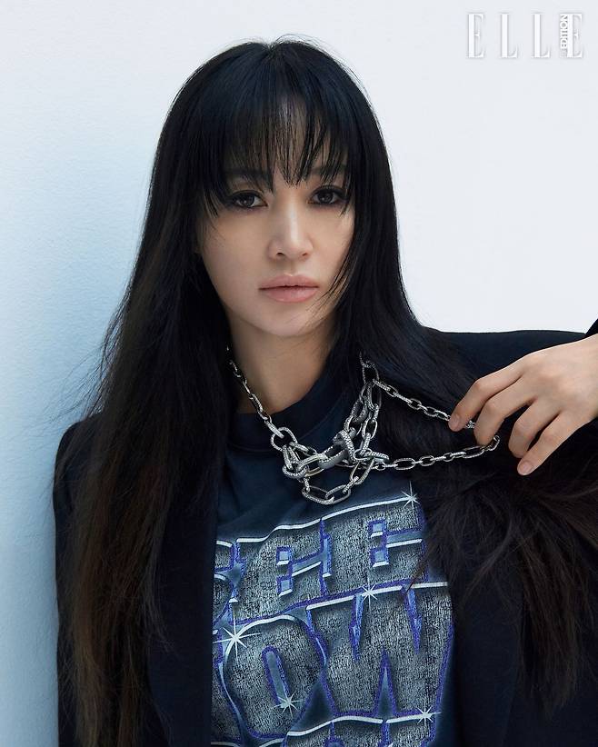 다이아몬드 3,192개 세팅된 화이트 골드와 티타늄이 결합된 체인 링크는 하우스의 체인 메이킹 세공 기술이 돋보이는 네크리스는 ‘이코니카’ 컬렉션으로Pomellato.