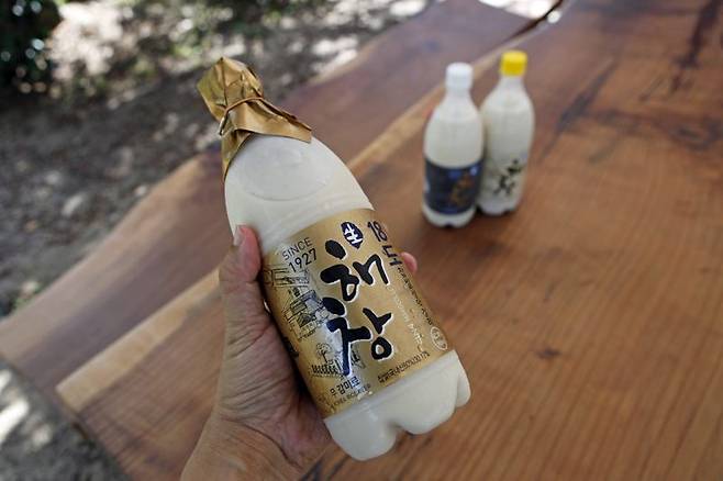 일년에 딱 네차례만 한정 판매하는 해창막걸리 18도. 이 막걸리의 양조장 출하가격은 11만원이다.