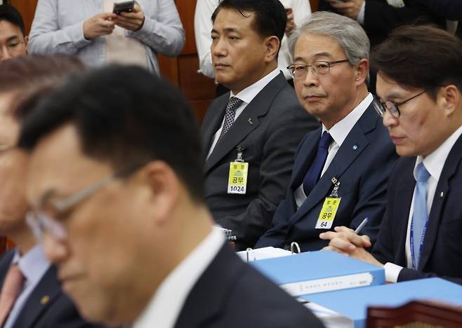 국회 정무위원회는 10일 서울 여의도 국회에서 금융위원회 등에 대한 국정감사를 실시했다. 이날 국정감사에 출석한 임종룡 우리금융그룹 회장(가운데)이 김병환 금융위원장을 바라보고 있다. 연합뉴스