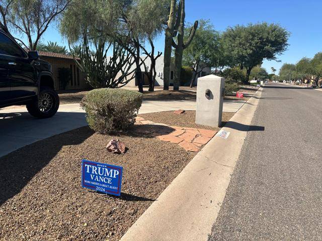 5일 미국 애리조나주 스코츠데일의 주택들 앞에 공화당 대선 후보 도널드 트럼프 전 대통령을 지지한다는 팻말이 줄지어 꽂혀 있다. 스코츠데일=이서희 특파원