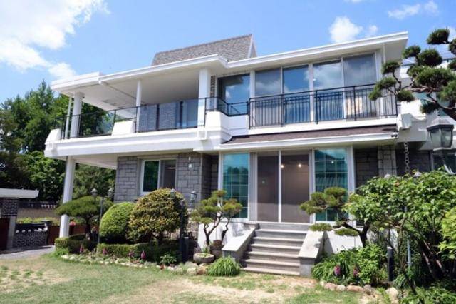 지난 5월 복합문화공간인 '하얀양옥집'으로 재탄생해 개방한 옛 전북도지사 관사. 전북도문화관광재단 제공