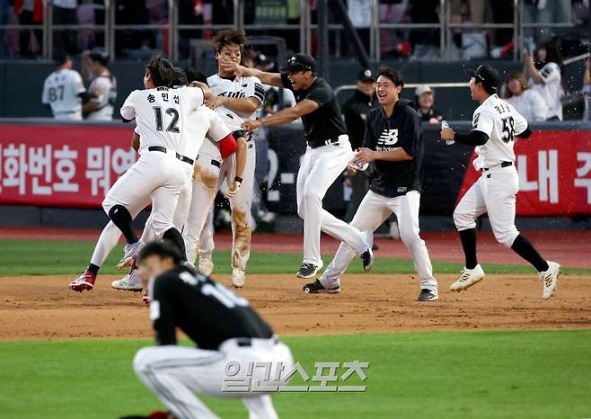 2024 프로야구 KBO 포스트시즌 kt위즈와 LG트윈스의 준플레이오프(준PO) 4차전 경기가 9일 오후 수원kt위즈파크에서 열렸다. 연장 11회말 2사 만루 심우준의 끝내기 안타로 경기를 승리한 kt선수들이 경기 후 환호하고 있다. 수원=김민규 기자 mgkim1@edaily.co.kr /2024.10.09/