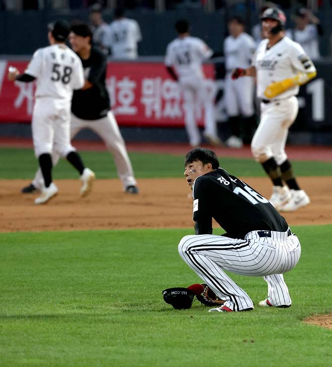 2024 프로야구 KBO 포스트시즌 kt위즈와 LG트윈스의 준플레이오프(준PO) 4차전 경기가 9일 오후 수원kt위즈파크에서 열려 연장 11회 심우준의 끝내기 안타로 KT가 6대 5 승리를 거뒀다. 경기 후 기뻐하고 KT선수들 앞에서 정우영이 아쉬워하고 있다. 수원=김민규 기자 mgkim1@edaily.co.kr /2024.10.09/