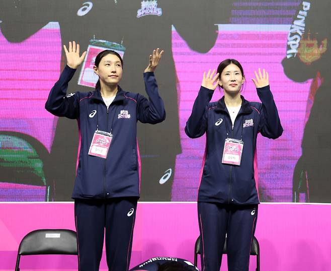 9일 출정식에서 팬들에게 인사를 하고 있는 김연경(왼쪽)과 김수지. 사진=흥국생명 제공