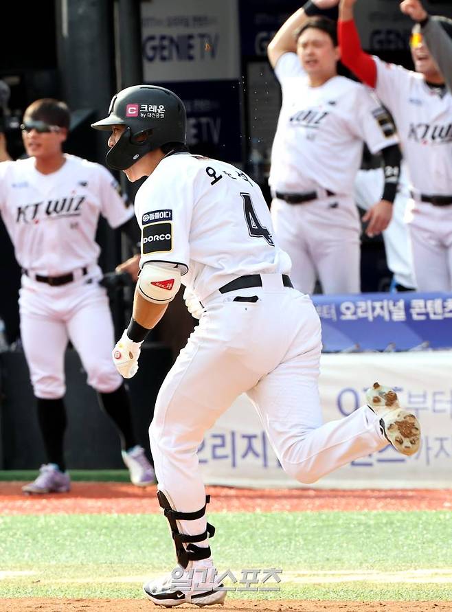 2024 프로야구 KBO 포스트시즌 kt위즈와 LG트윈스의 준플레이오프(준PO) 4차전 경기가 9일 오후 수원kt위즈파크에서 열렸다. 4회말 1사 1,3루 오윤석이 동점을 만드는 적시타를 치고 환호하며 1루로 달려나가고 있다. 수원=김민규 기자 mgkim1@edaily.co.kr /2024.10.09/