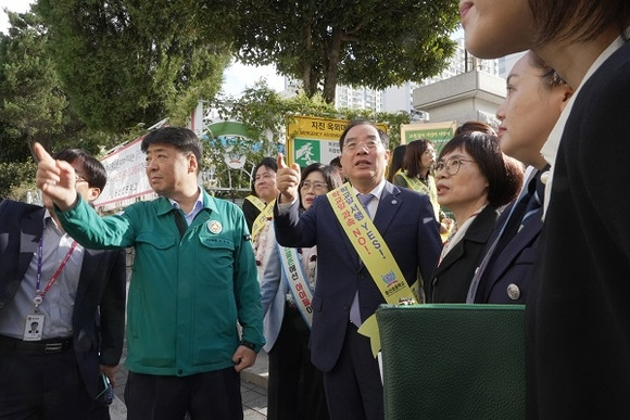 하윤수 부산광역시교육감(왼쪽 세 번째)이 10일 용산초등학교 통학로를 점검하고 있다. [사진=부산광역시교육청]