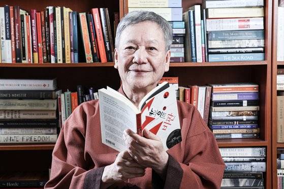 역사학자 김기협이 인천 서구 자택의 서재에서 자신이 쓴 『뉴라이트 비판』을 들고 있다. 그는 “지금의 뉴라이트에는 새로운 보수를 지향하는 목적의식이 사라져 버렸다”며 “대립의 격화에 매진하는 타락한 행태만 남았다”고 지적했다. 김경록 기자